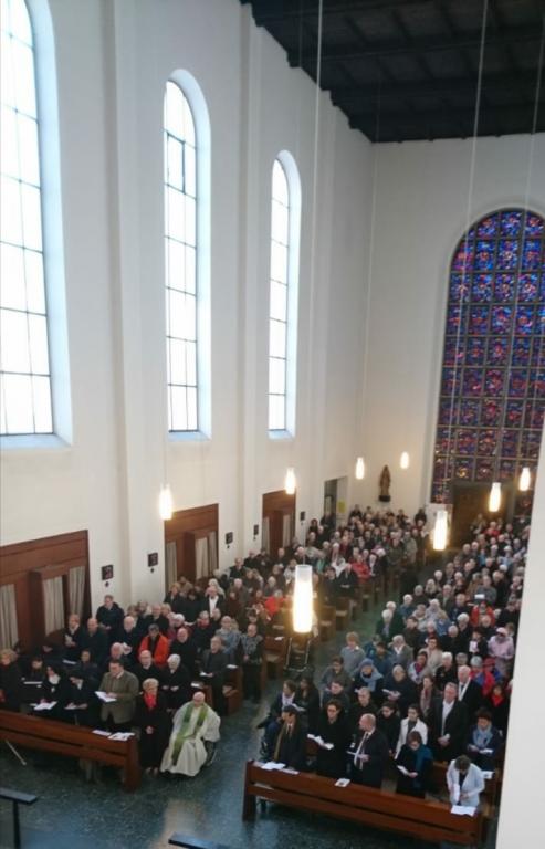 Een geopende deur voor de armen en voor het gebed in Mönchengladbach, Duitsland